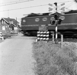 167633 Gezicht op de spoorwegovergang in de spoorlijn Lage Zwaluwe-Breda, nabij Zevenbergschenhoek, met een ...